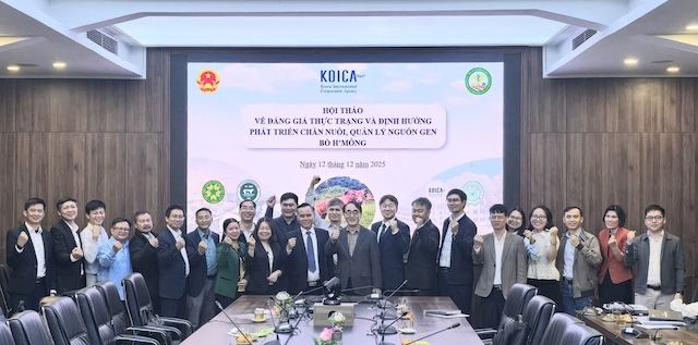 [서울=뉴시스] 지난달 12일 개최된 베트남 농업환경부와의 회의에서 참가자들이 기념 촬영을 하고 있다. (사진=건국대 제공) 2026.01.02. photo@newsis.com *재판매 및 DB 금지