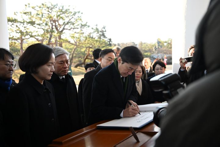 조국 조국혁신당 대표가 2일 서울 동작구 국립서울현충원 현충탑에 참배한 뒤 방명록을 작성하고 있다. (사진=조국혁신당 제공) *재판매 및 DB 금지