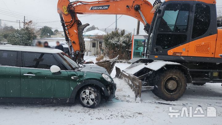 [제주=뉴시스] 2일 오전 제주시 조천읍에서 눈길에 미끄러진 차량과 굴삭기가 충돌해 소방당국이 안전조치에 나서고 있다. (사진=제주소방안전본부 제공) 2026.01.02. photo@newsis.com