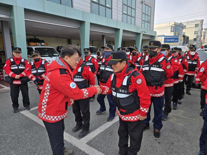 [밀양=뉴시스] 이정곤 부시장이 산불대응센터를 방문해 감시원들을 격려하고 있다. (사진= 밀양시 제공) 2026.01.02. photo@newsis.com *재판매 및 DB 금지