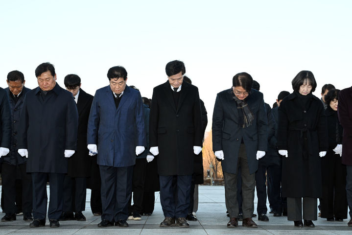 [밀양=뉴시스] 밀양시가 충혼탑을 찾아 순국선열과 호국영령을 기리며 참배하고 있다. (사진= 밀양시 제공) 2026.01.02. photo@newsis.com *재판매 및 DB 금지