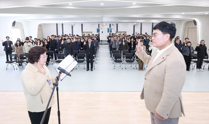 [삼척=뉴시스] 강원 삼척시는 2일 시청 대회의실에서 열린 시무식에서 홍옥희(왼쪽) 감사법무실장이 박상수 삼척시장에게 청렴다짐 결의문을 낭독하고 있다. (사진=삼척시 제공) 2026.01.02. photo@newsis.com *재판매 및 DB 금지