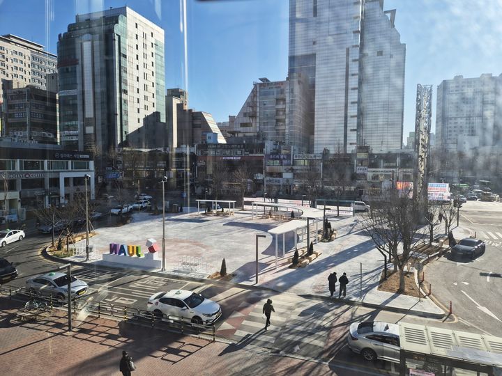 [인천=뉴시스] 경관개선 사업 후 달라진 인천 미추홀구 주안역 남광장 전경. (사진=미추홀구 제공) 2026.01.02. photo@newsis.com *재판매 및 DB 금지