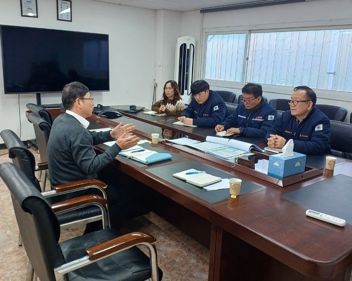 [인천=뉴시스] 인천 남동공단 입주기업 관계자들이 남동구의 인공지능(AI) 기반 기업도약 플랫폼 구축 사업 관련 교육에 참여하고 있다. (사진=남동구 제공) 2026.01.02. photo@newsis.com *재판매 및 DB 금지