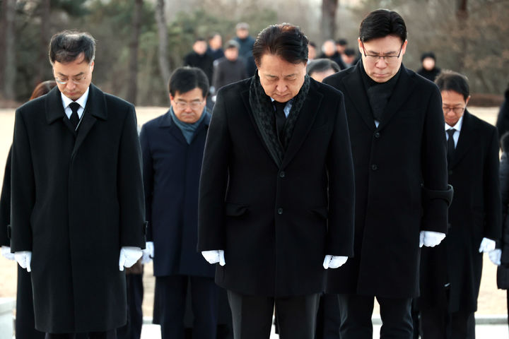 [청주=뉴시스] 김영환 충북지사와 도청 간부 공무원들이 2일 청주시 청원구 오창읍 중앙근린공원 충혼탑을 찾아 신년 참배를 하고 있다. (사진=충북도 제공) 2026.01.02. photo@newsis.com *재판매 및 DB 금지