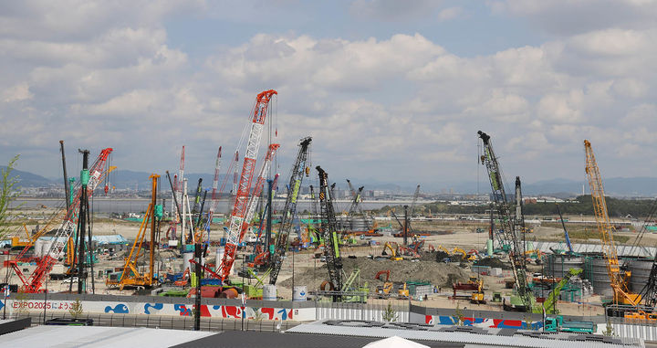 지난해 8월 일본 오사카 IR 공사현장에는 100여대가 넘는 대형 타워크레인이 분주하게 움직이고 있다.(사진=강원랜드 제공) *재판매 및 DB 금지