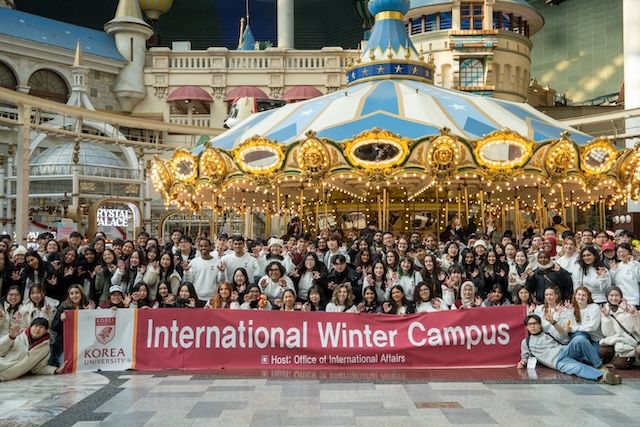 [서울=뉴시스] 고려대 '국제동계대학' 프로그램 참가자들이 롯데월드에서 문화체험 기념 사진을 촬영하고 있다. (사진=고려대 제공) 2026.01.02. photo@newsis.com *재판매 및 DB 금지