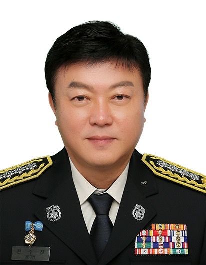 [고성(경남)=뉴시스] 신정철 기자= 경남 고성소방서는 2일, 전수진 제14대 고성소방서장 취임식을 가졌다.사진은 전수진 서장 프로필.(사진=고성소방서 제공).2026.01.02. photo@newsis.com *재판매 및 DB 금지