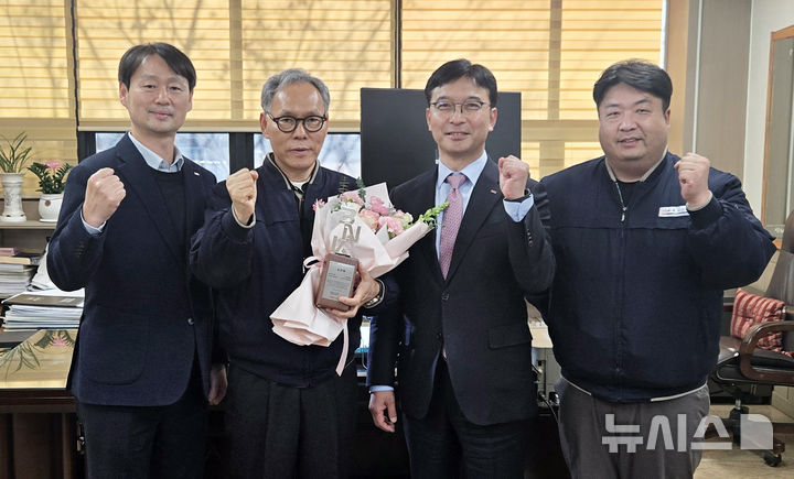 [진주=뉴시스]BNK경남은행 임재문 부행장(오른쪽서 두 번째)이 지난달 30일 진주시 정촌면 신광피엔텍㈜를 방문해 김형동 대표에게 BNK경남은행장상을 전달한 후 기념촬영하고 있다.(사진=BNK경남은행 제공) 2026.01.02. photo@newsis.com