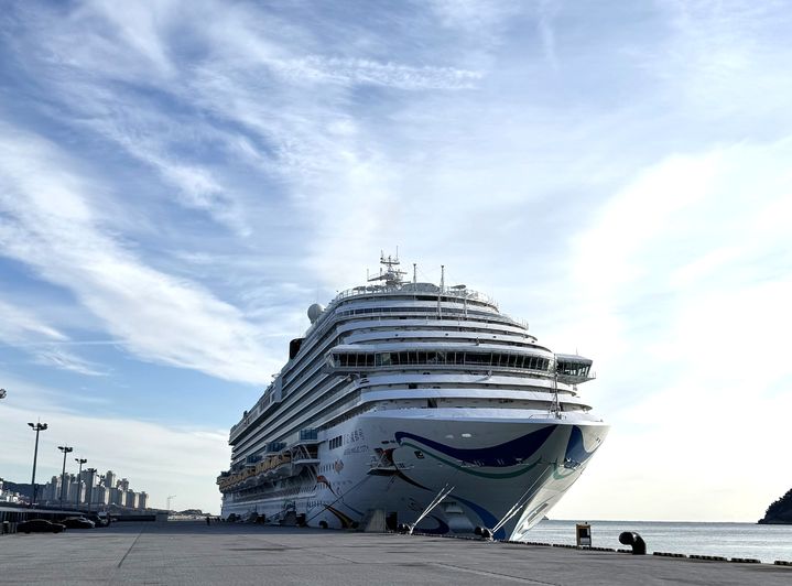 [부산=뉴시스] 1일 부산항 영도 크루즈터미널에 접안한 중국 크루즈 선사 아도라 크루즈(Adora Cruise) 소속 아도라 매직 시티(ADORA MAGIC CITY)호. (사진=부산항만공사 제공) 2026.1.1. photo@newsis.com *재판매 및 DB 금지