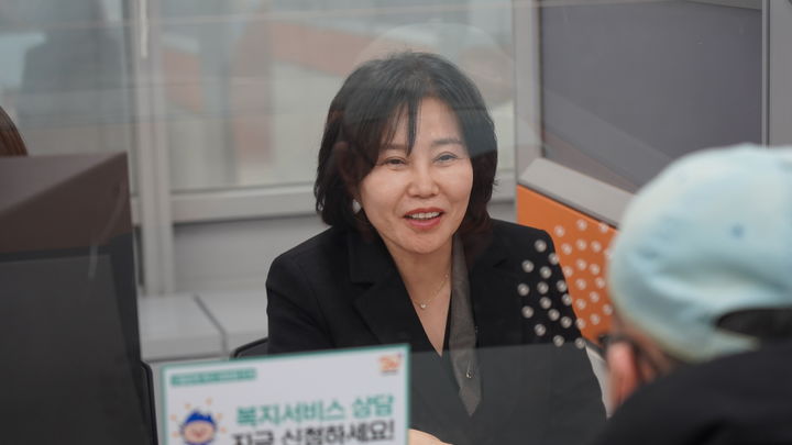 김은경 서민금융진흥원 원장 겸 신용회복위원회 위원장이 2일 오전 관악 서민금융통합지원센터를 방문해 서민들을 만나 애로사항을 청취하고 직원들을 격려했다. (사진=서민금융진흥원 제공) *재판매 및 DB 금지
