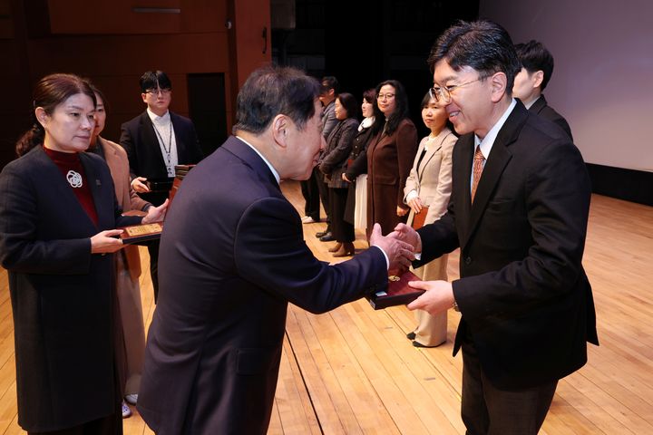 [양산=뉴시스] 나동연 시장이 한국필립모리스 윤희경 대표이사에게 일자리창출 유공 표창패를 전달하고 있다. (사진=양산시 제공) 2026.01.02. photo@newsis.com *재판매 및 DB 금지