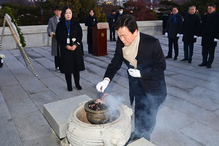 [진주=뉴시스] 조규일 시장은 2일 시무식에 앞서 간부 공무원들과 함께 진주성 임진대첩 계사순의단과 충혼탑을 차례로 참배했다.(사진=진주시 제공).2026.01.02.photo@newsis.com *재판매 및 DB 금지