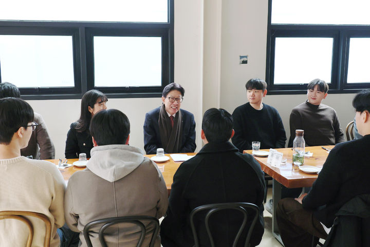 [부산=뉴시스] 박형준 부산시장이 2일 부산진구의 한 브런치 카페에서 새해를 맞아 지역 대학생들과 직접 소통하며 청년 정책의 방향을 모색했다. (사진=부산시 제공) 2026.01.02.photo@newsis.com *재판매 및 DB 금지