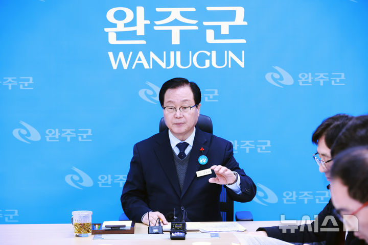 [완주=뉴시스] 유희태 전북 완주군수가 2일 신년 기자간담회를 열고 10만 완주군을 경제도시 1번지, 행복지수 1번지, 글로벌 수소·피지컬 인공지능(AI) 중심도시로 도약시키겠다는 포부를 밝히고 있다. (사진=완주군 제공) 2026.01.02 *재판매 및 DB 금지