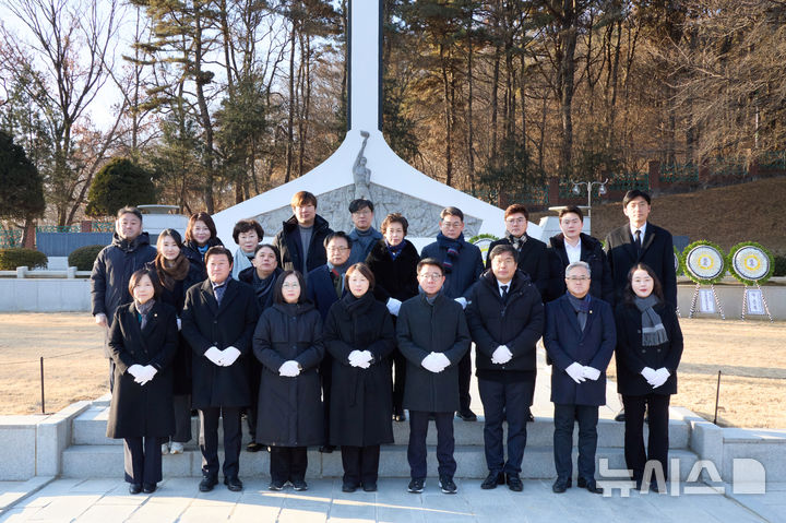 [용인=뉴시스]2일 현충탑을 참배한 용인시의회 의원(사진=용인시의회 제공)2026.01.02.photo@newsis.com