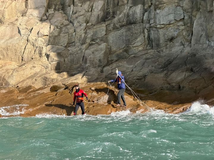 [완도=뉴시스] 2일 오전 10시21분께 전남 완도군 청산도 장기미 해변 인근 갯바위에 고립된 50대 남성 A씨를 완도해경이 구조하고 있다. (사진 = 완도해경 제공) 2026.01.02. photo@newsis.com *재판매 및 DB 금지