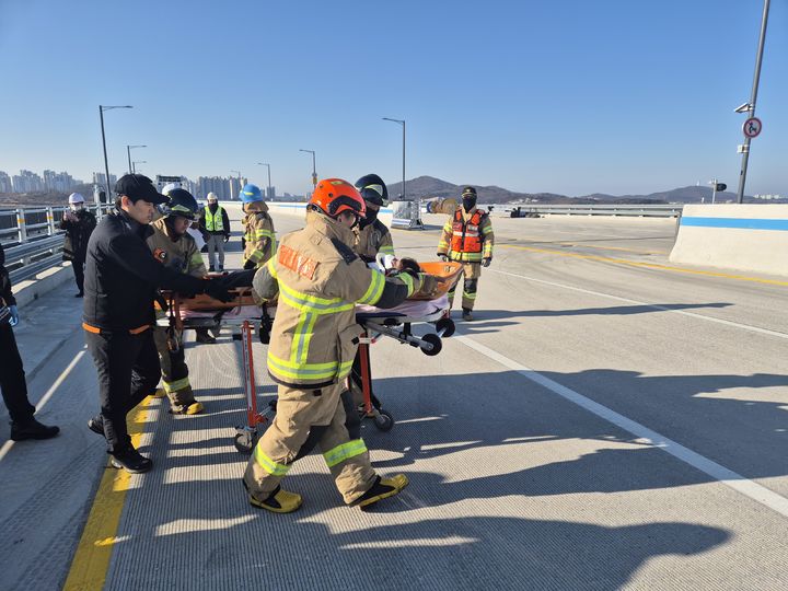 [인천=뉴시스] 2일 제3연륙교 상부 구간에서 인천경제자유구역청과 관할 소방, 경찰, 인천해양경찰 등이 합동 훈련에 나서 참가자들이 모의 상황에 대처하고 있다. (사진=인천경제청 제공) 2026.01.02. photo@newsis.com *재판매 및 DB 금지