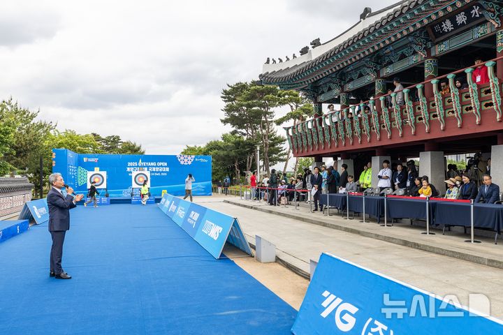[인천=뉴시스] 지난해 5월 인천 계양아라온 수향원에서 열린 '2025 계양구청장배 국제양궁대회(Gyeyang Open)' 결승전에서 윤환 계양구청장(왼쪽)이 인사말을 하고 있다. (사진=계양구 제공) 2026.01.02. photo@newsis.com