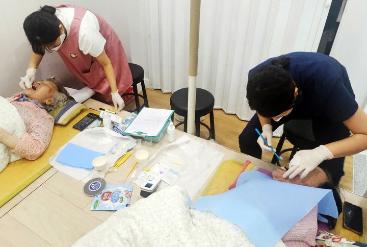 [서울=뉴시스] 방문 구강진료 모습. 2026.01.02. (사진=노원구 제공) *재판매 및 DB 금지