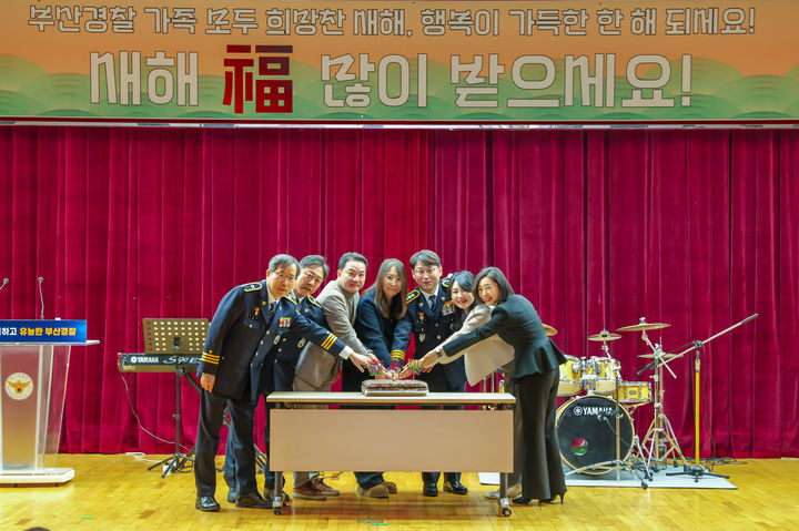 [부산=뉴시스] 부산경찰청은 2일 오전 청사 대강당에서 경찰 직원 300여 명이 참석한 가운데 2026년 시무식을 열고 새해 업무를 시작했다. (사진=부산경찰청 제공) 2026.01.02. photo@newsis.com *재판매 및 DB 금지