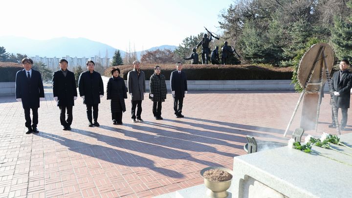 [창원=뉴시스] 경남 창원시의회 의장단이 2일 오전 창원 충혼탑에서 순국선열과 호국영령에 대한 참배로 새해 의정활동을 시작하고 있다. (사진=창원시의회 제공) 2026.01.02. photo@newsis.com *재판매 및 DB 금지