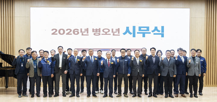 [세종=뉴시스]한국중부발전이 2일 신보령발전본부에서 2026년 병오년 시무식을 개최했다. 가운데 이영조 한국중부발전 사장이다.(사진=한국중부발전 제공) *재판매 및 DB 금지