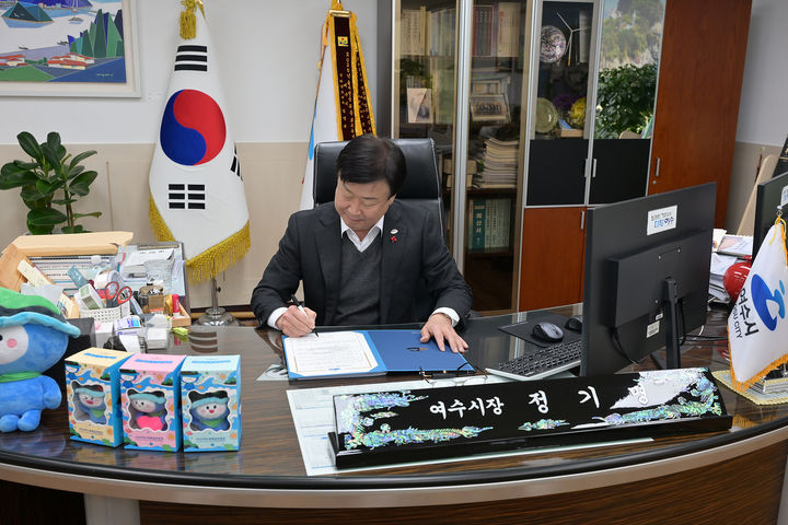 [여수=뉴시스] 정기명 여수시장이 2일 시장실에서 '청렴 실천 서약서'에 서명하고 있다. (사진=여수시 제공) 2026.01.02. photo@newsis.com *재판매 및 DB 금지