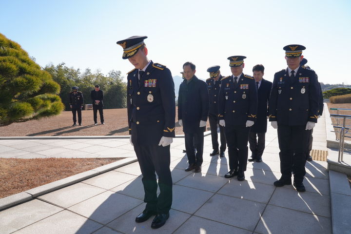 [부산=뉴시스] 남해해양경찰청은 새해를 맞아 2일 부산 중구 중앙공원 충혼탑을 찾아 헌화하고 순국선열과 호국영령의 위훈을 기렸다. (사진=남해해양경찰청 제공) 2026.01.02. photo@newsis.com *재판매 및 DB 금지