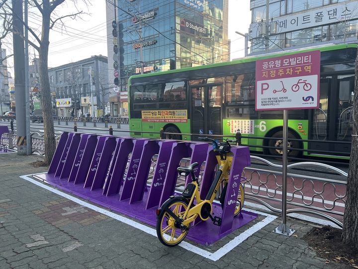 [부산=뉴시스] 부산 남구는 전동킥보드, 전기자전거 등 공유 모빌리티(PM)의 무단방치 문제를 해결하기 위해 '공유 모빌리티(PM) 주차구역' 조성을 완료했다. (사진=남구 제공) 2026.01.02. photo@newsis.com *재판매 및 DB 금지