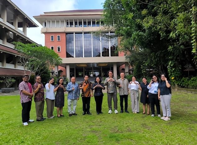 [서울=뉴시스] '인도네시아 SDU STEAM 센터 이양식'의 참가자들이 기념 촬영을 하고 있다. (사진=서강대 제공) 2026.01.02. photo@newsis.com *재판매 및 DB 금지