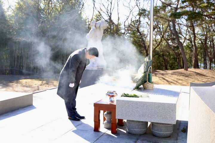 [세종=뉴시스] 한국남동발전은 2일 2026년 시무식을 개최하고 경남 진주 충혼탑을 찾아 참배했다고 밝혔다. (사진=남동발전 제공) 2026.01.02. photo@newsis.com *재판매 및 DB 금지