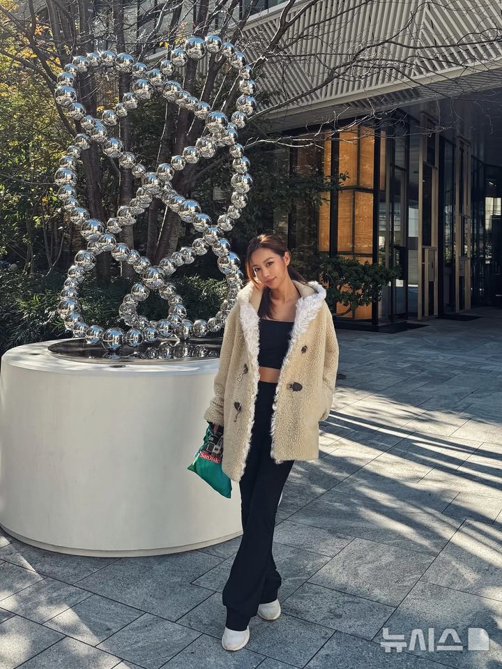 "원빈 조카 맞아?"…김희정, 과감한 11자 복근+한 줌 허리