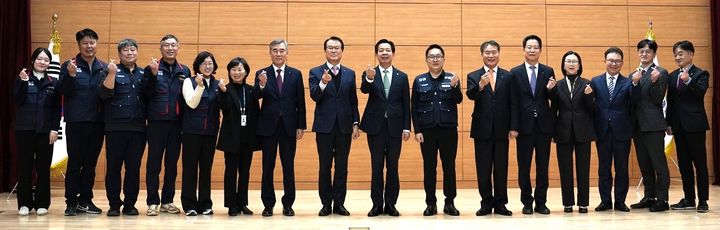 [원주=뉴시스] 임원진이 시무식 진행 후 기념사진을 촬영하고 있다. (사진=한국도로교통공단 제공) 2026.01.02. photo@newsis.com *재판매 및 DB 금지