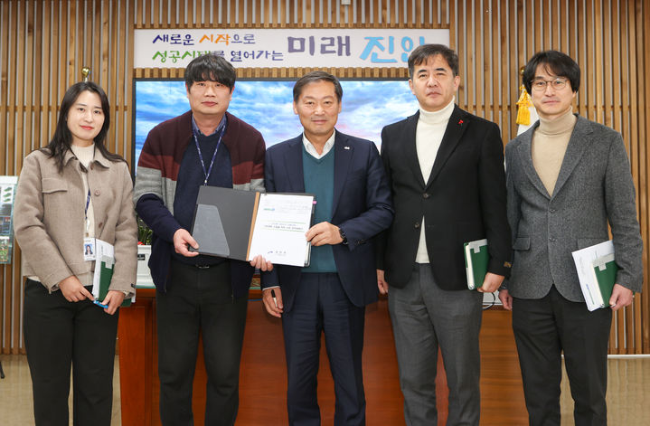 전춘성 전북 진안군수는 2일 2026년 새해 첫 1호 결재로 '진안형 기본소득 시범사업'을 택했다. *재판매 및 DB 금지