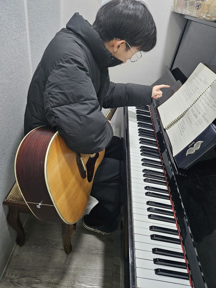 [서울=뉴시스]최다빈씨가 작곡 공부 중인 모습. (사진=김오경 사회복지사 제공) 2026. 1. 3. *재판매 및 DB 금지