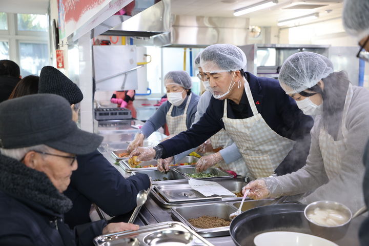 [보은=뉴시스] 최재형(사진 오른쪽) 충북 보은군수가 2일 보은군노인장애인복지관에서 간부 공무원들과 함께 경로식당 배식 봉사활동을 하고 있다. (사진=보은군 제공) 2026.01.02. photo@newsis.com *재판매 및 DB 금지