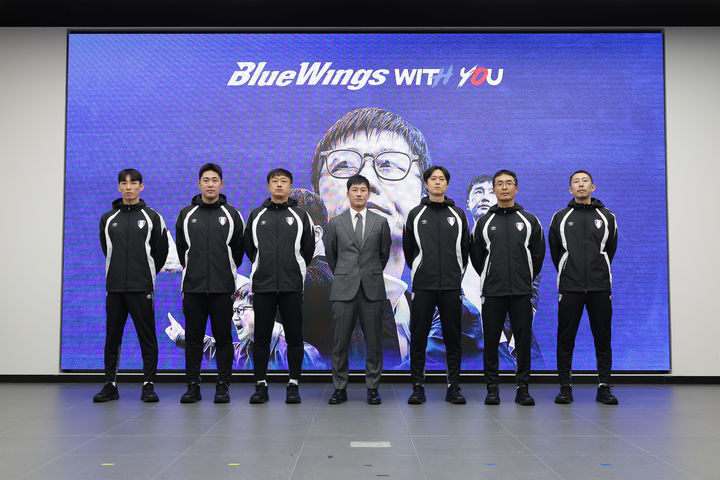 [서울=뉴시스] 프로축구 K리그2 수원삼성의 이정효 감독과 수원 코치진. (사진=수원삼성 제공) *재판매 및 DB 금지