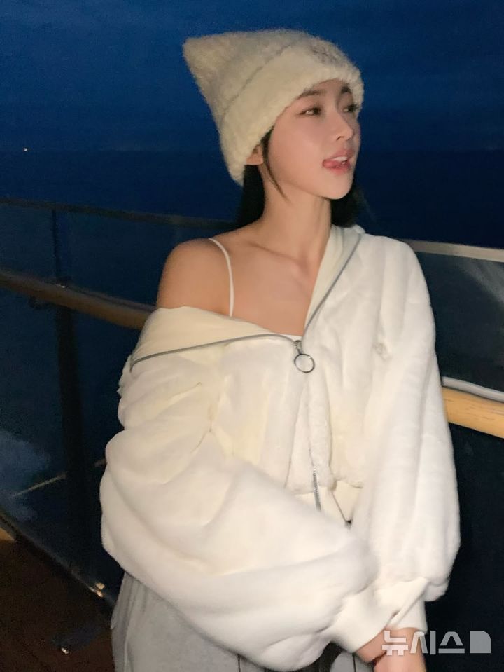 '육상 카리나' 김민지, 어깨+쇄골 노출…아찔한 분위기