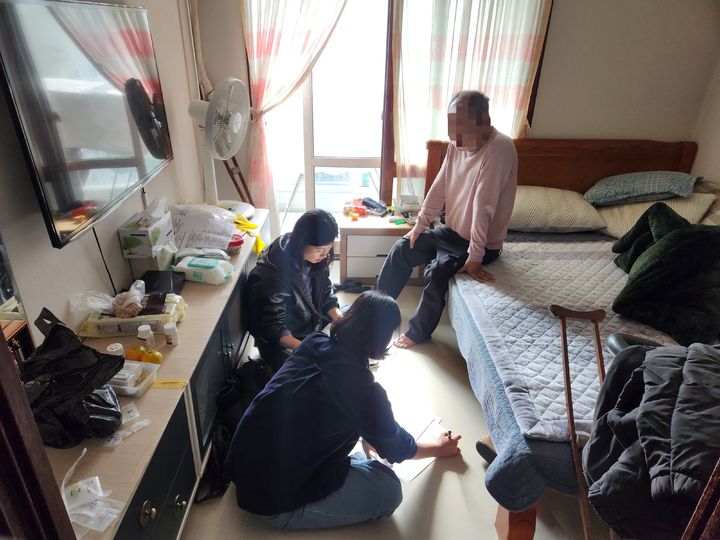 [울산=뉴시스] 통합돌봄 대상자 가정 방문 조사를 진행하고 있는 울산 남구 관계자들. (사진=울산 남구 제공) photo@newsis.com *재판매 및 DB 금지