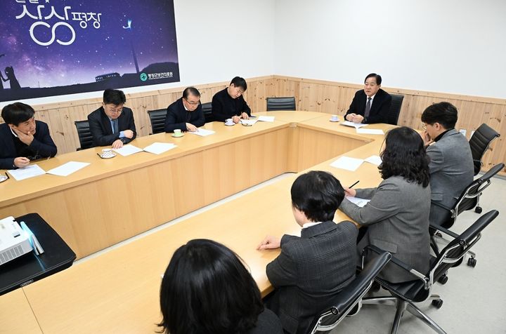 [평창=뉴시스] 심재국 군수가 평창형 의료 현장을 방문해 주요 업무와 운영 계획을 보고받고 있다. (사진=평창군 제공) 2026.01.02. photo@newsis.com *재판매 및 DB 금지