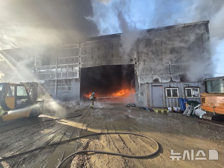 [양주=뉴시스] 화재 현장. (사진=경기도북부소방재난본부 제공) 2026.01.02 photo@newsis.com