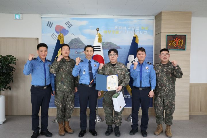 [동해=뉴시스] 2일 동해해양경찰서가 해상 사고를 사전에 예방한 공로로 육군제23경비여단 전진욱 상사에게 표창을 수여한 후 기념사진을 찍고 있다.(사진=동해해경 제공)photo@newsis.com *재판매 및 DB 금지