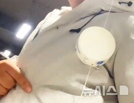 [서울=뉴시스]1일 홍콩 사우스차이나모닝포스트(SCMP)에 따르면, 중국 장쑤성에 거주하는 한 온라인 쇼핑몰 운영자가 마우스패드, 양말 등 실용적인 생활용품을 의류 택으로 활용해 반품률을 낮추고 2주 만에 매출을 두 배로 끌어올렸다. (사진 = 중국 SNS 더우인 캡처)