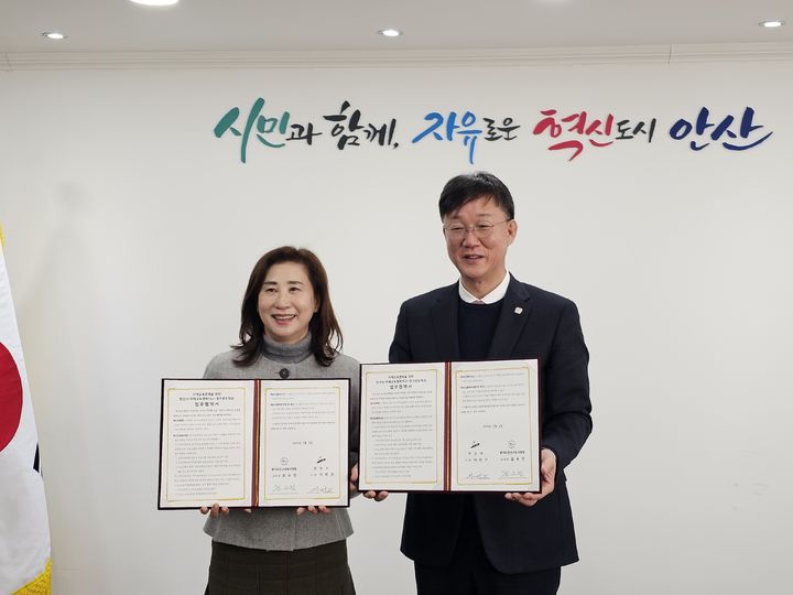 [안산=뉴시스]김수진 안산교육지원청 교육장(사진 왼쪽)이 2일 안산시청에서 이민근 안산시장과 '안산미래교육협력지구-경기공유학교 업무협약'을 체결한 후 기념촬영을 하고 있다.(사진=안산교육지원청 제공)2026.01.02.photo@newsis.com *재판매 및 DB 금지