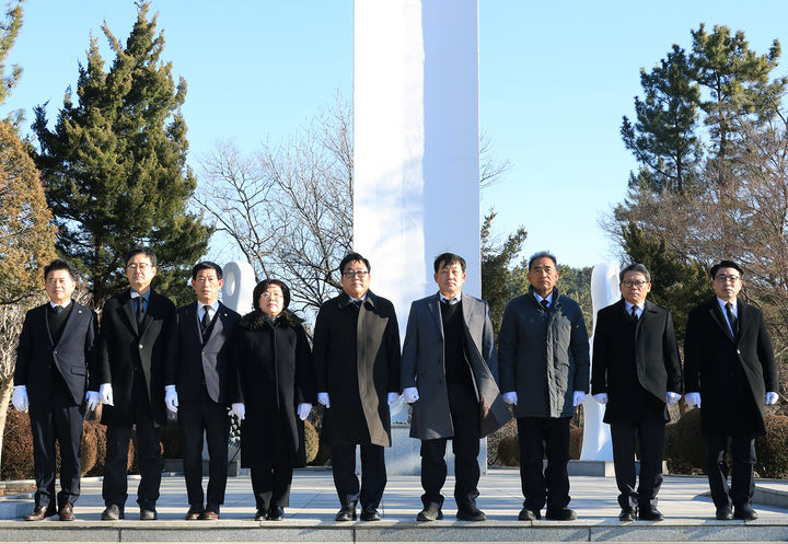 2일 권정복 의장을 비롯한 삼척시의원들이 충혼탑 참배로 새해 의정활동 출발을 알리고 있다.(사진=삼척시의회 제공) *재판매 및 DB 금지