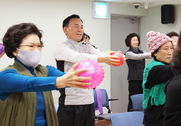 [서울=뉴시스] 구청장 선정시니어센터 방문. 2026.01.02. (사진=강남구 제공) *재판매 및 DB 금지