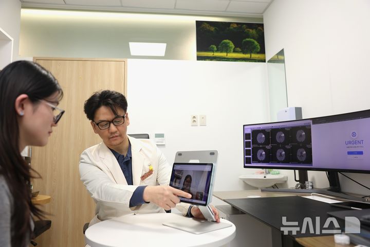 [서울=뉴시스] 서우근 삼성서울병원 신경과 교수가 스마트기기의 카메라 기능으로 맥박과 산소포화도 측정이 되는 기능에 대해 설명중이다. (사진= 삼성서울병원 제공)