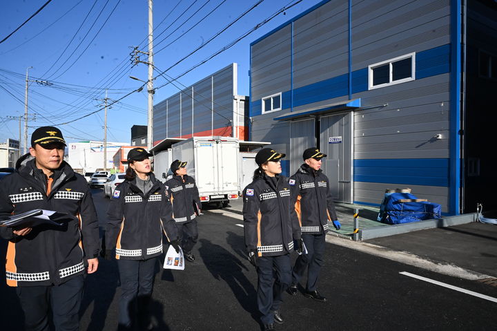 [대구=뉴시스] 추주희 대구 서부소방서 제24대 서장이 지난해 대응 단계가 발령됐던 서구 지역 화재 현장을 점검하고 있다. (사진=대구서부소방서 제공) 2026.01.02. photo@newsis.com *재판매 및 DB 금지