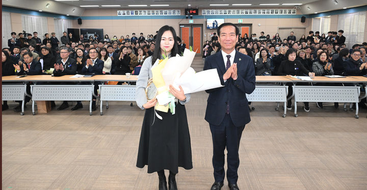 [거창=뉴시스] 서미연 주무관 2025년 거창군 최우수 공무원 선정 (사진=거창군 제공) 2026. 01. 02. photo@newsis.com&nbsp; *재판매 및 DB 금지